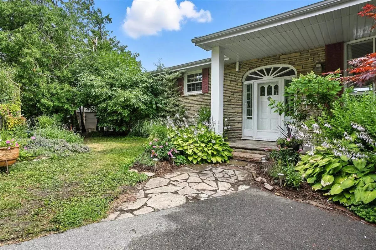 Peterborough West, ON K9J 6V5,76 Maple CRES