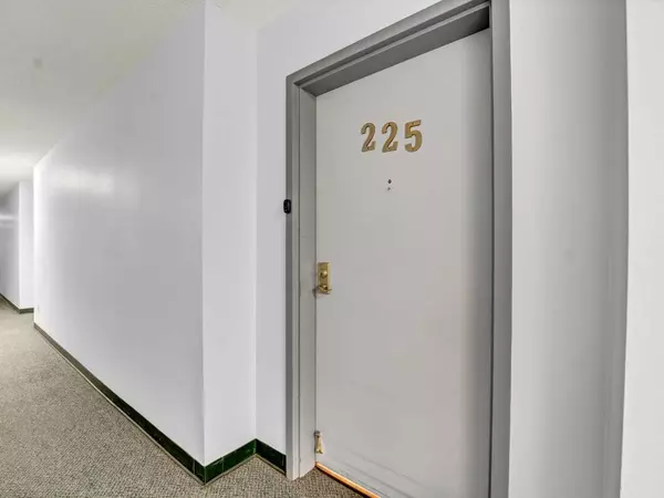 Medicine Hat, AB T1B 3Z3,3090 15 AVE SE #225