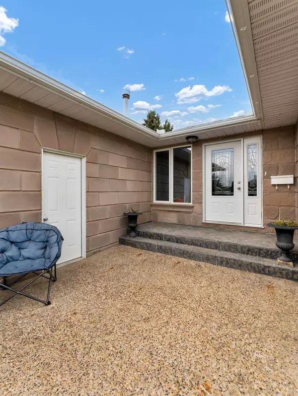 Medicine Hat, AB T1B 1V6,2508 12 AVE SE