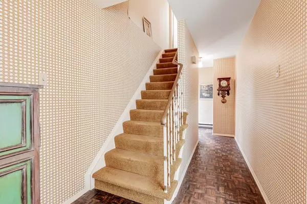 Newmarket, ON L3Y 4T4,376 Handley CRES