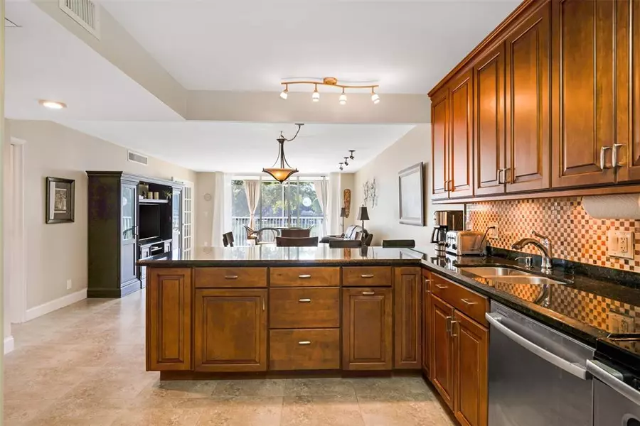 3621 Oaks Clubhouse Dr #206, Pompano Beach, FL 33069