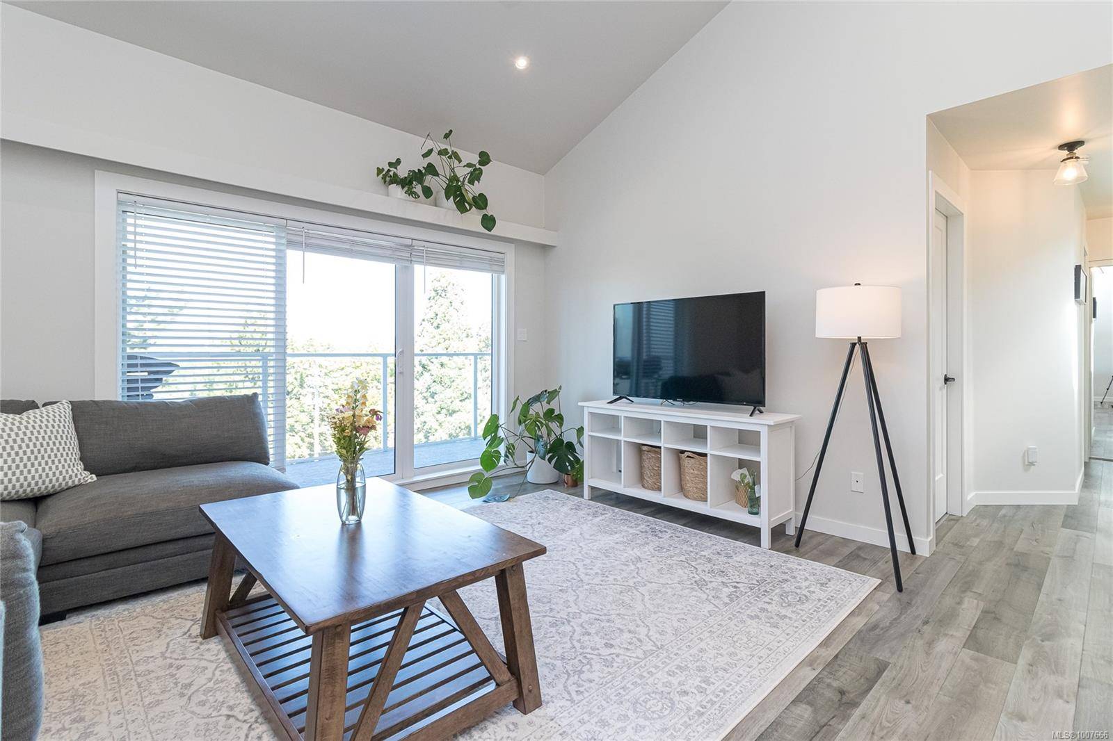 Saanich, BC V8X 4W9,3277 Quadra St #403