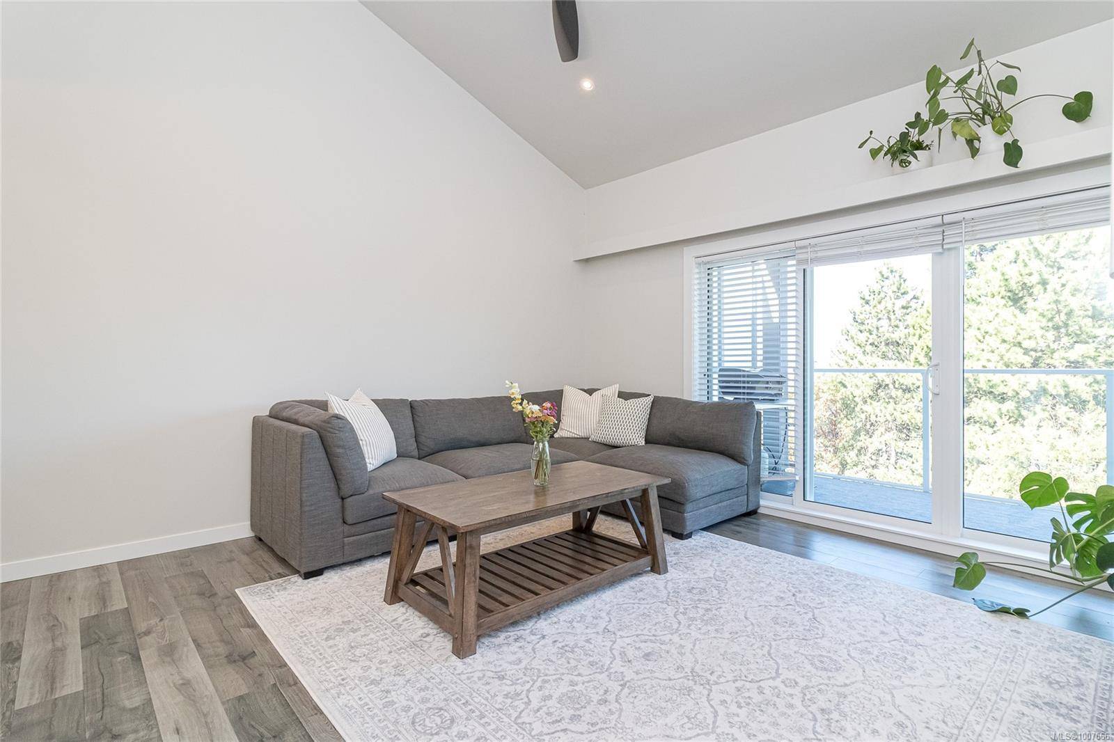 Saanich, BC V8X 4W9,3277 Quadra St #403