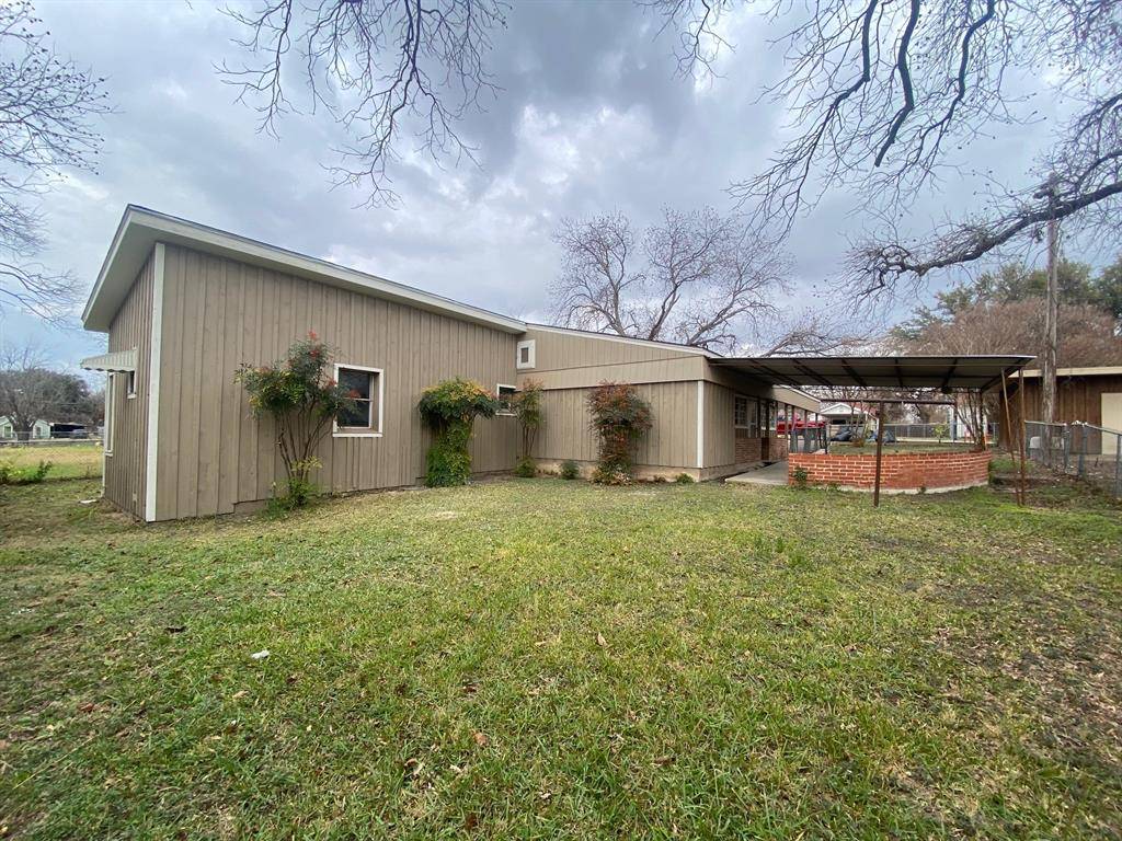 400 W Highland Avenue,  Comanche,  TX 76442