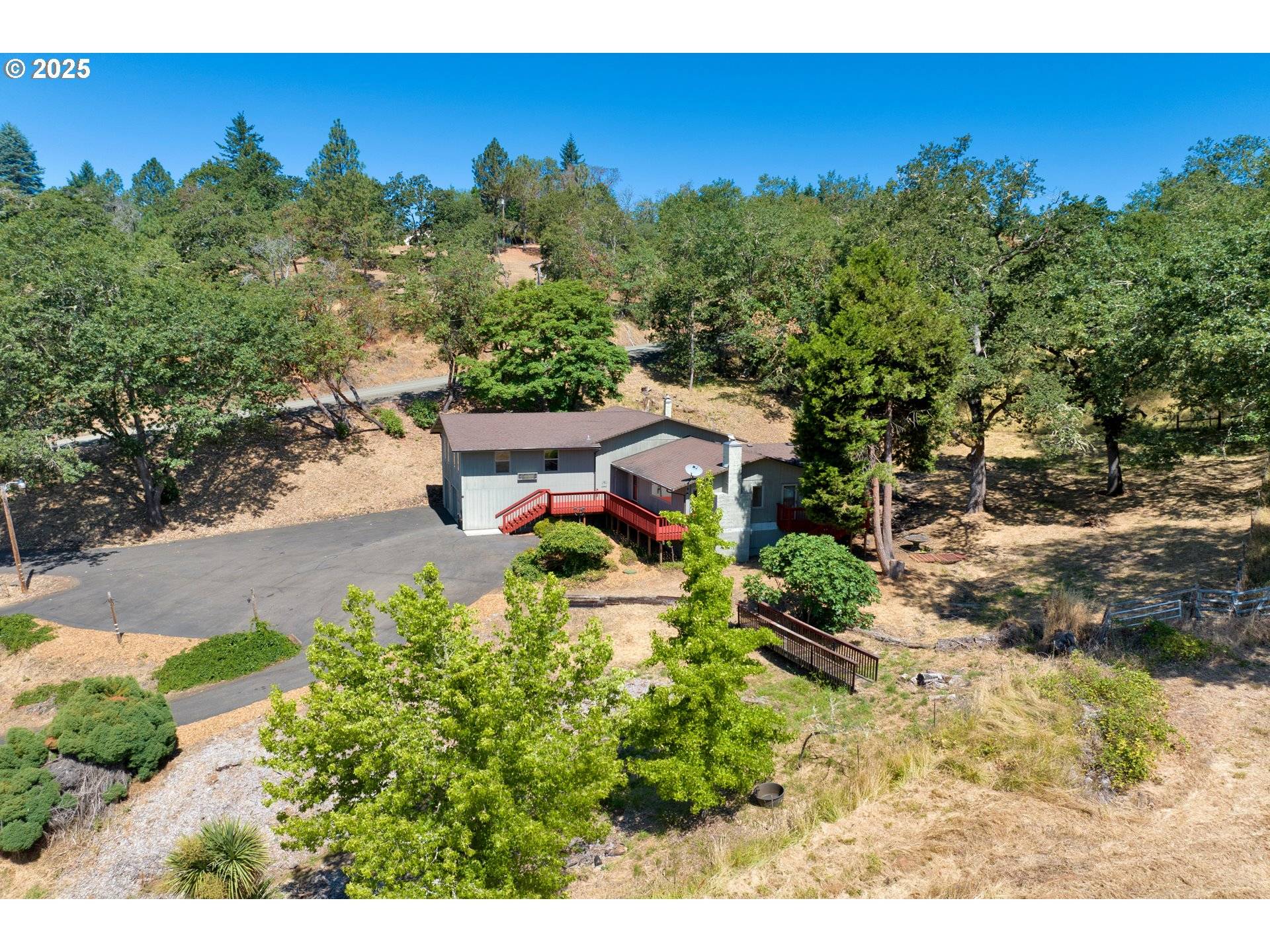 Roseburg, OR 97471,221 OAKVIEW DR
