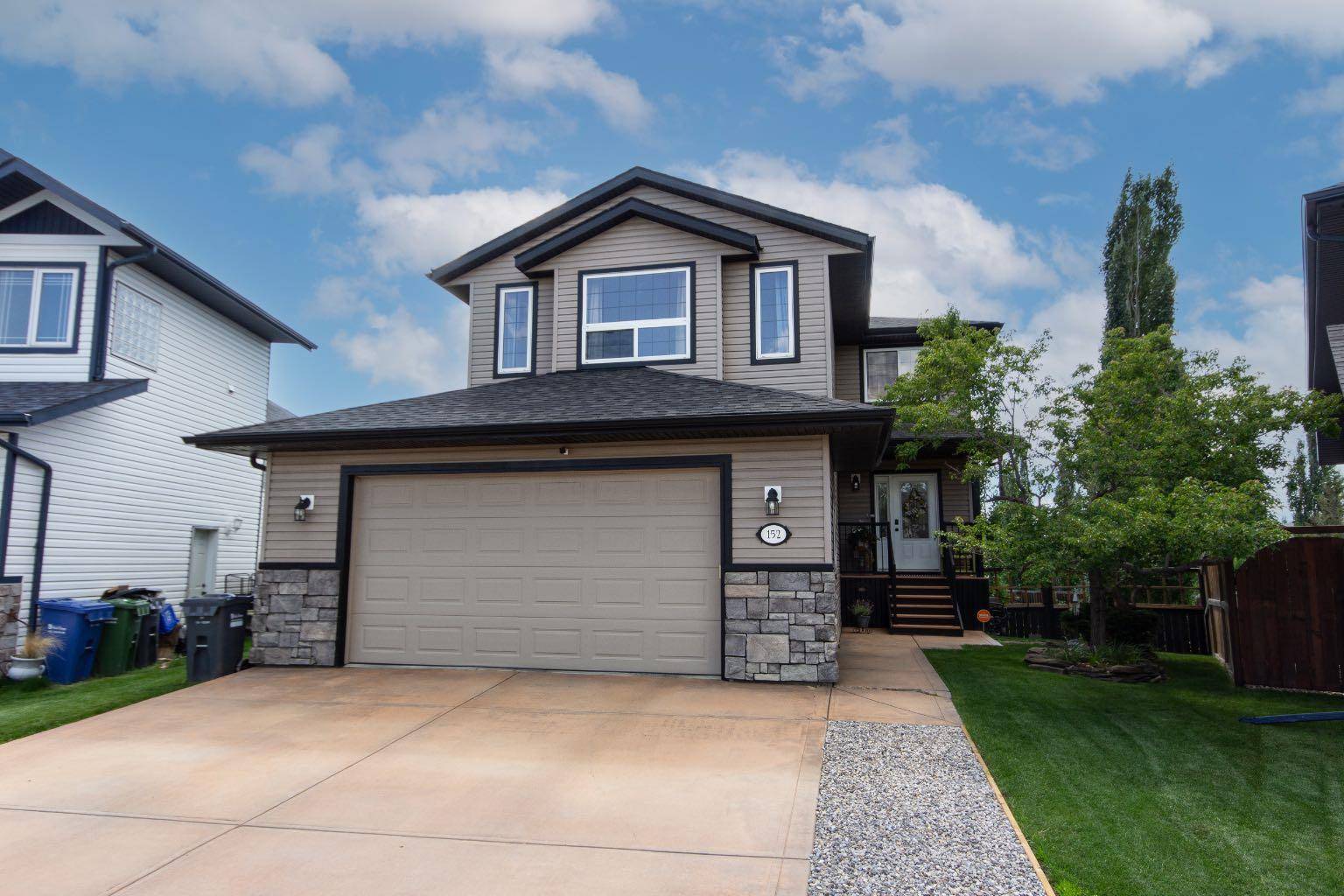 152 Iverson Close, Red Deer, AB T4R 3M8