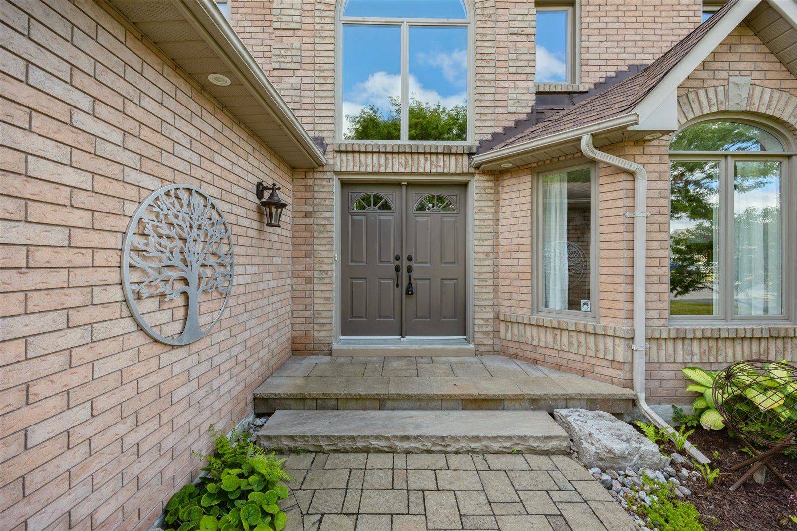 Oshawa, ON L1G 7X9,500 Sandalwood CT