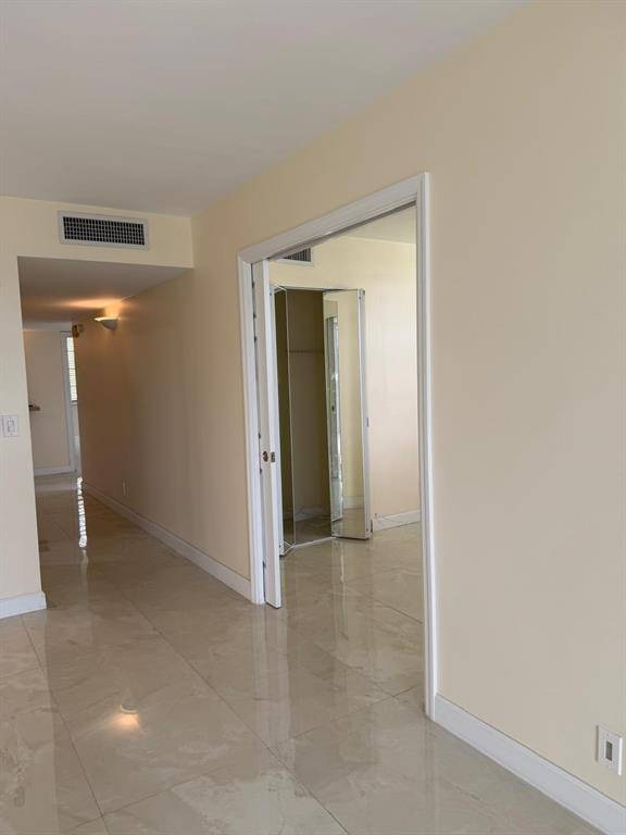 Davie, FL 33324,9420 Poinciana Pl #416