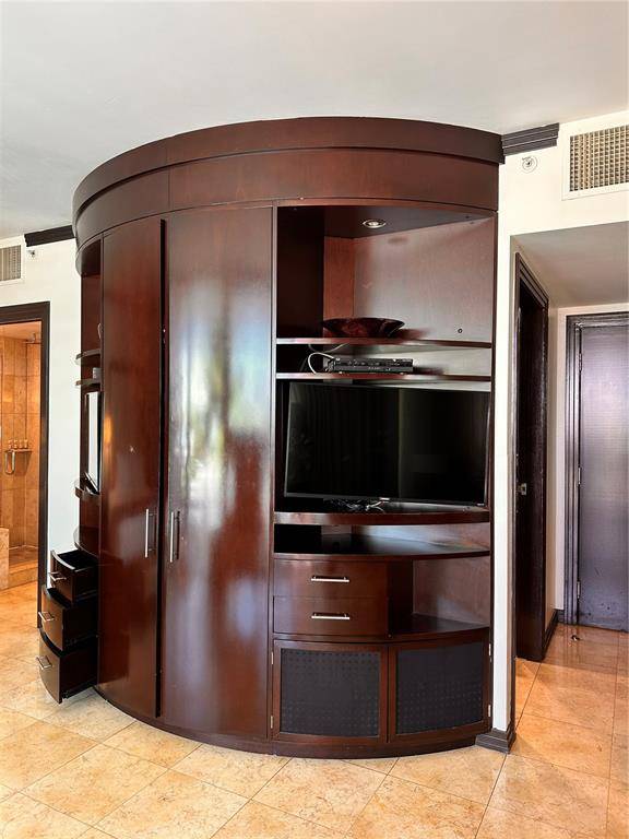 Miami Beach, FL 33139,1437 Collins Ave #321