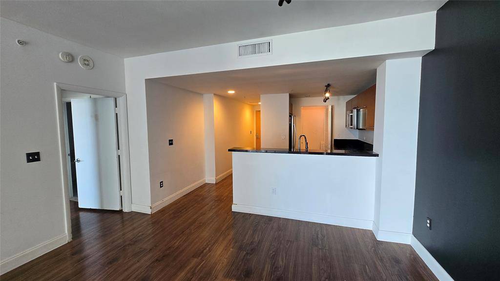 Miami, FL 33132,244 Biscayne Blvd #2406