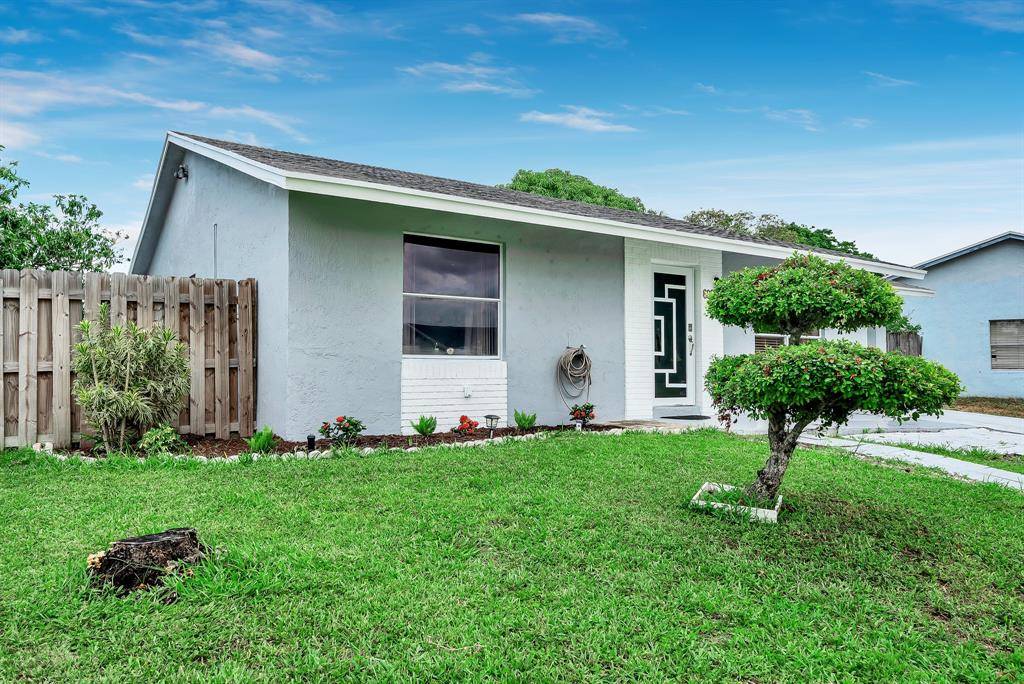 6097 Blue Stone Ln, Lake Worth, FL 33463