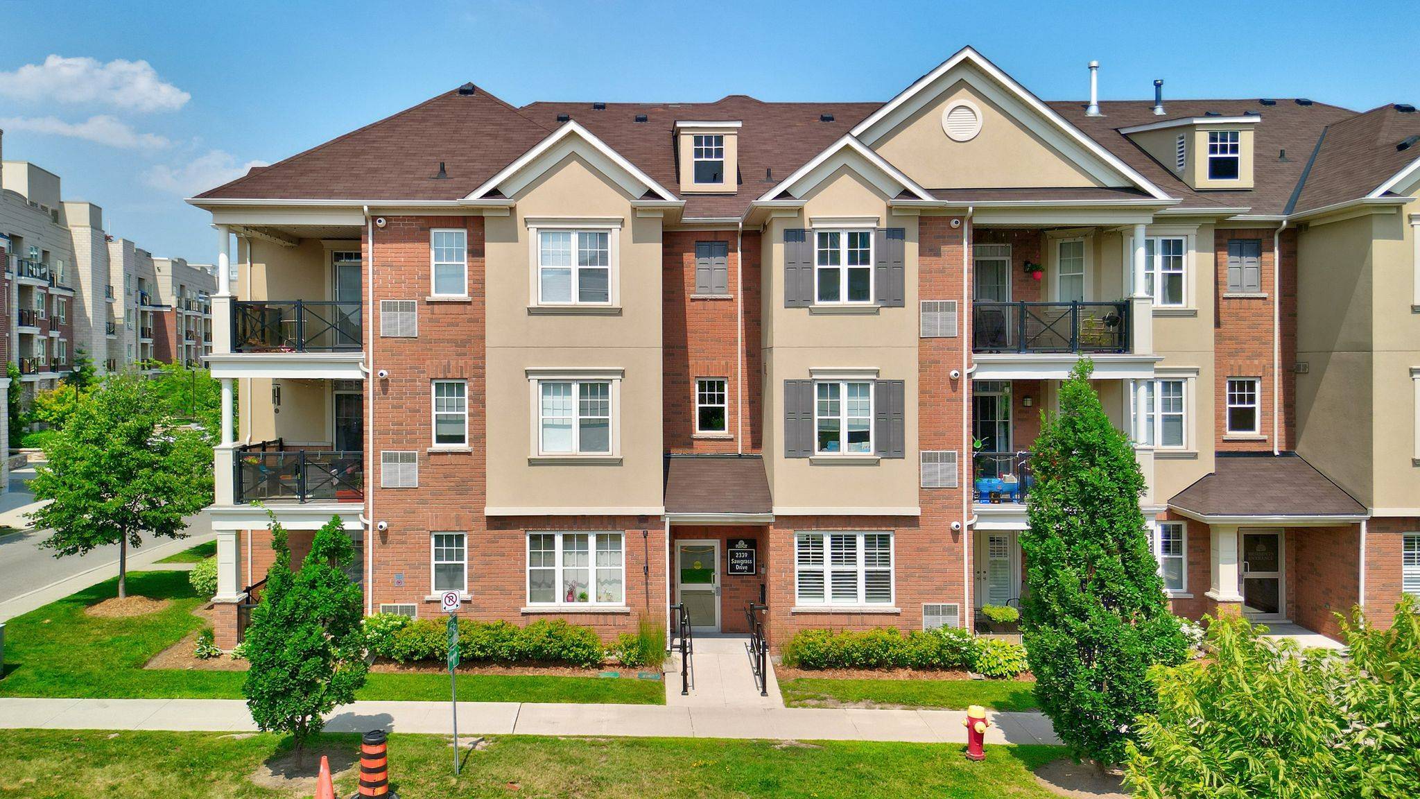 Oakville, ON L6H 0L1,2339 Sawgrass DR #301