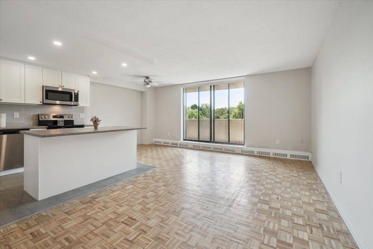 Halton Hills, ON L7G 4Z1,62 Park AVE #408