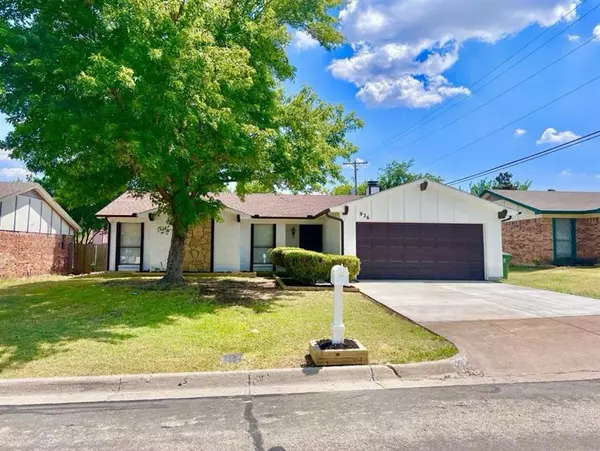 926 W Embercrest Drive, Arlington, TX 76017