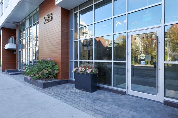223 St Clair AVE W #709, Toronto C02, ON M4V 1R3