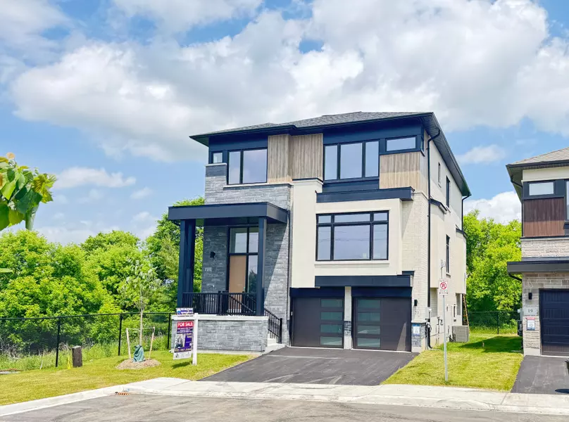 23 Kingwood LN, Aurora, ON L4G 6W4