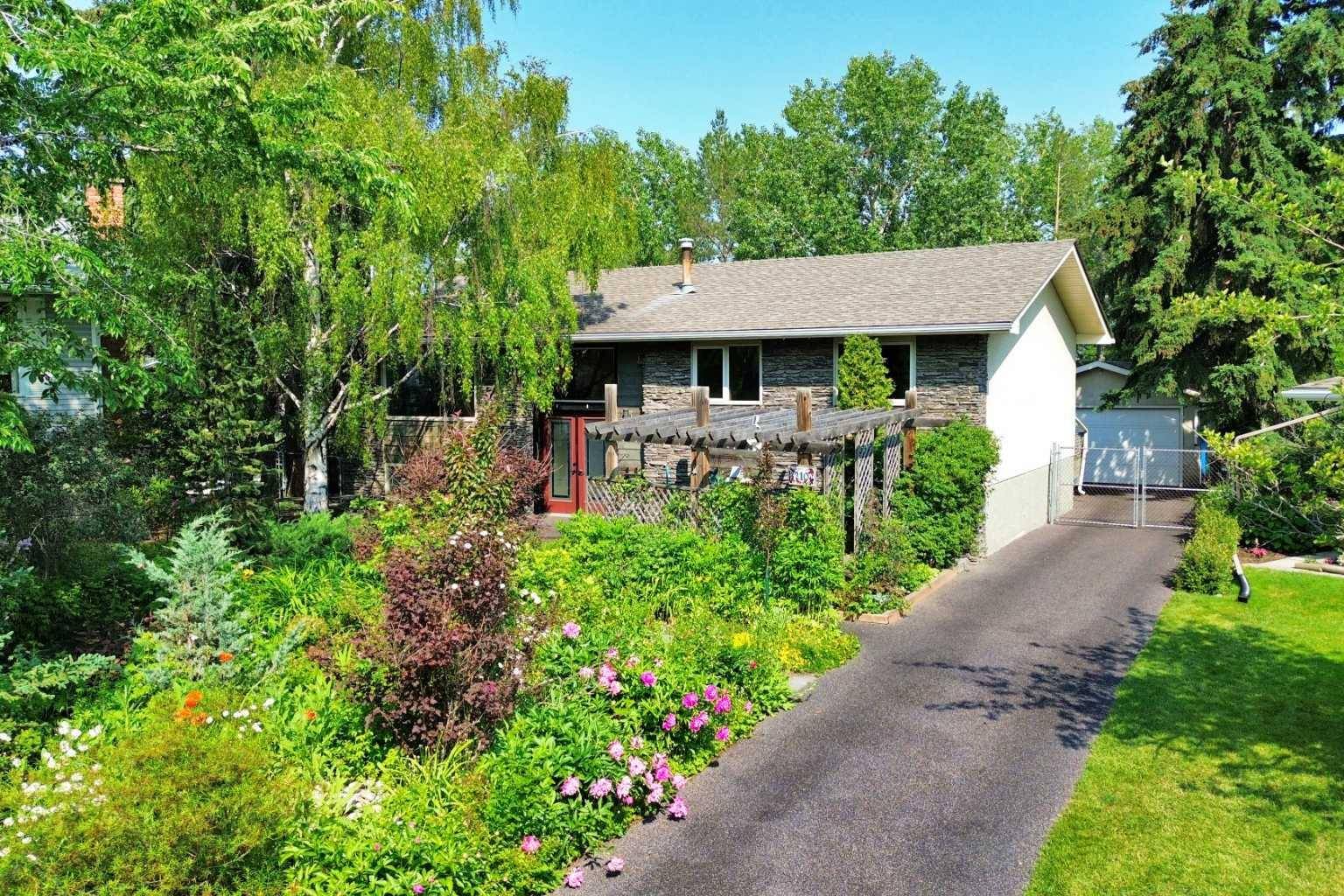 Calgary, AB T3A 1K9,210 Dalgleish Bay NW