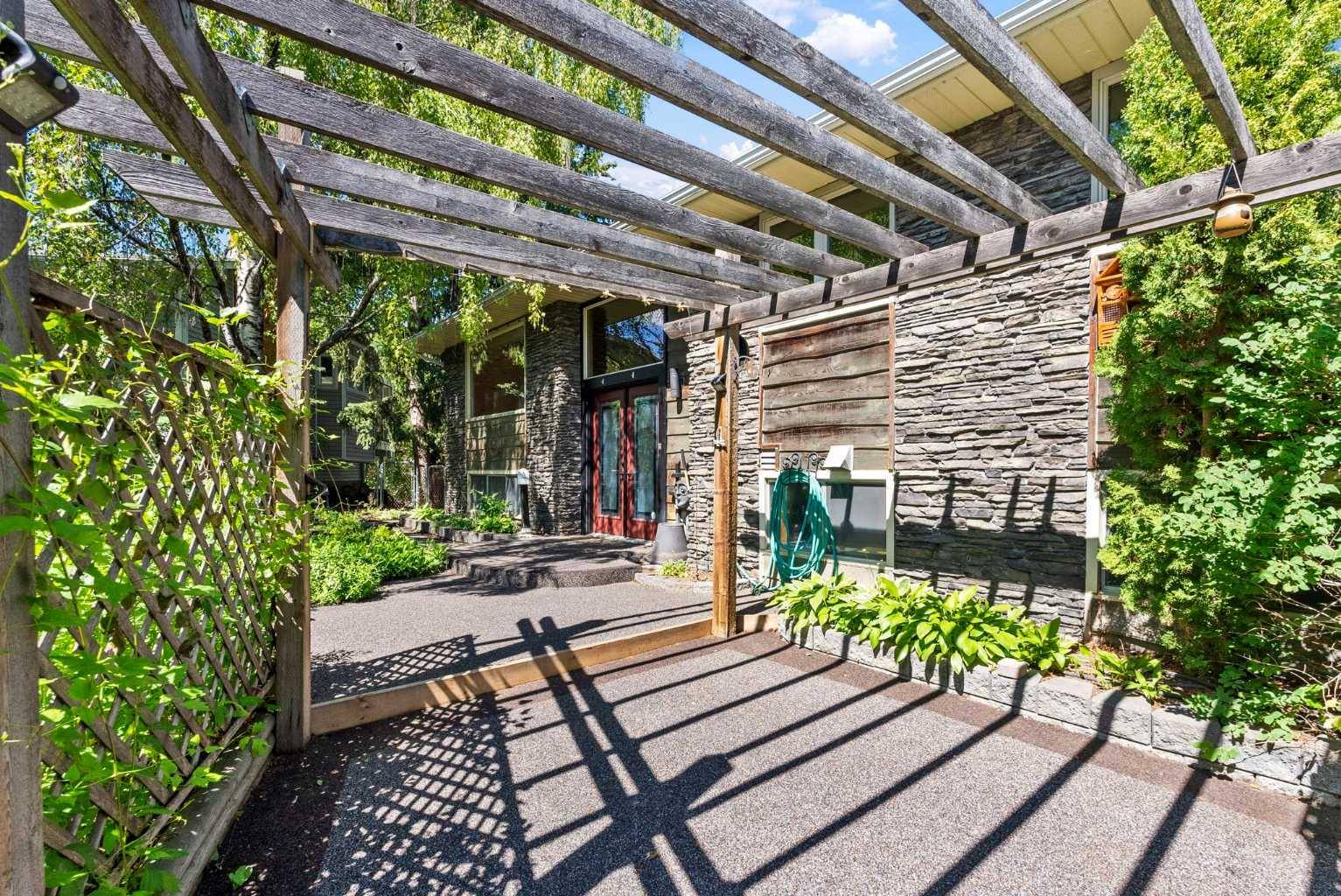 Calgary, AB T3A 1K9,210 Dalgleish Bay NW