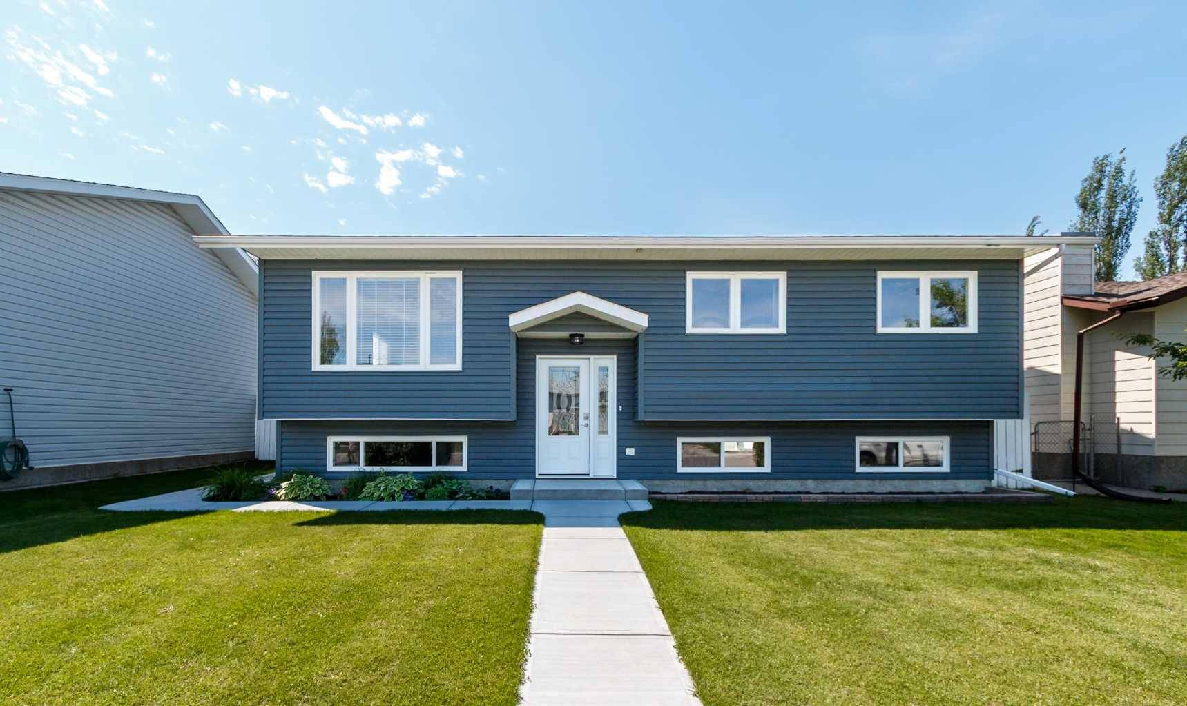 5607 43 St Close, Olds, AB T4H1C3