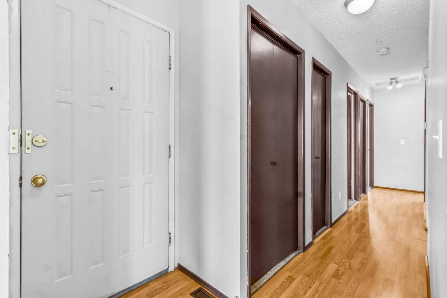 Calgary, AB T3K 1H1,7 Bermuda WAY NW