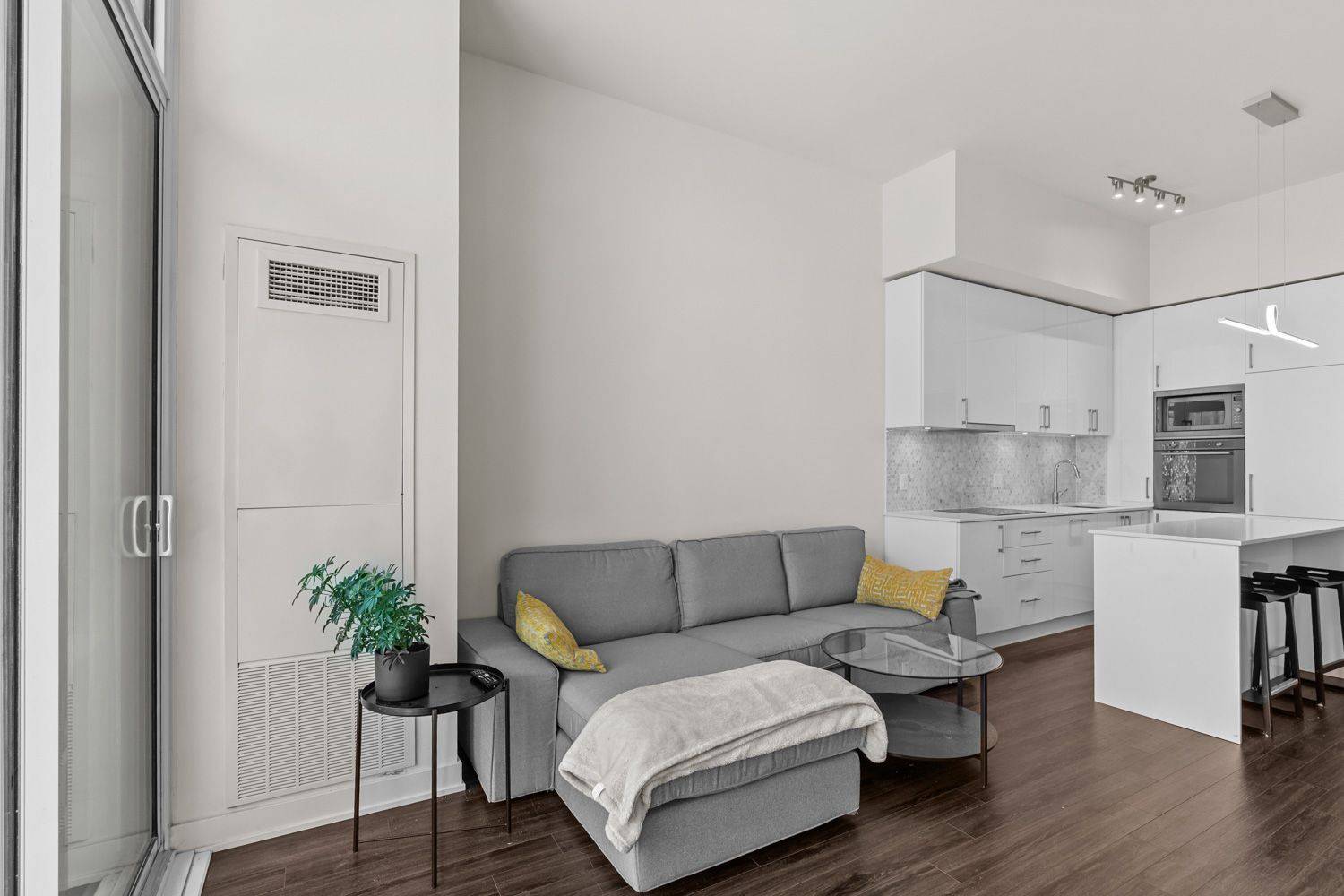 Toronto C01, ON M5V 0R1,27 Bathurst ST #W205