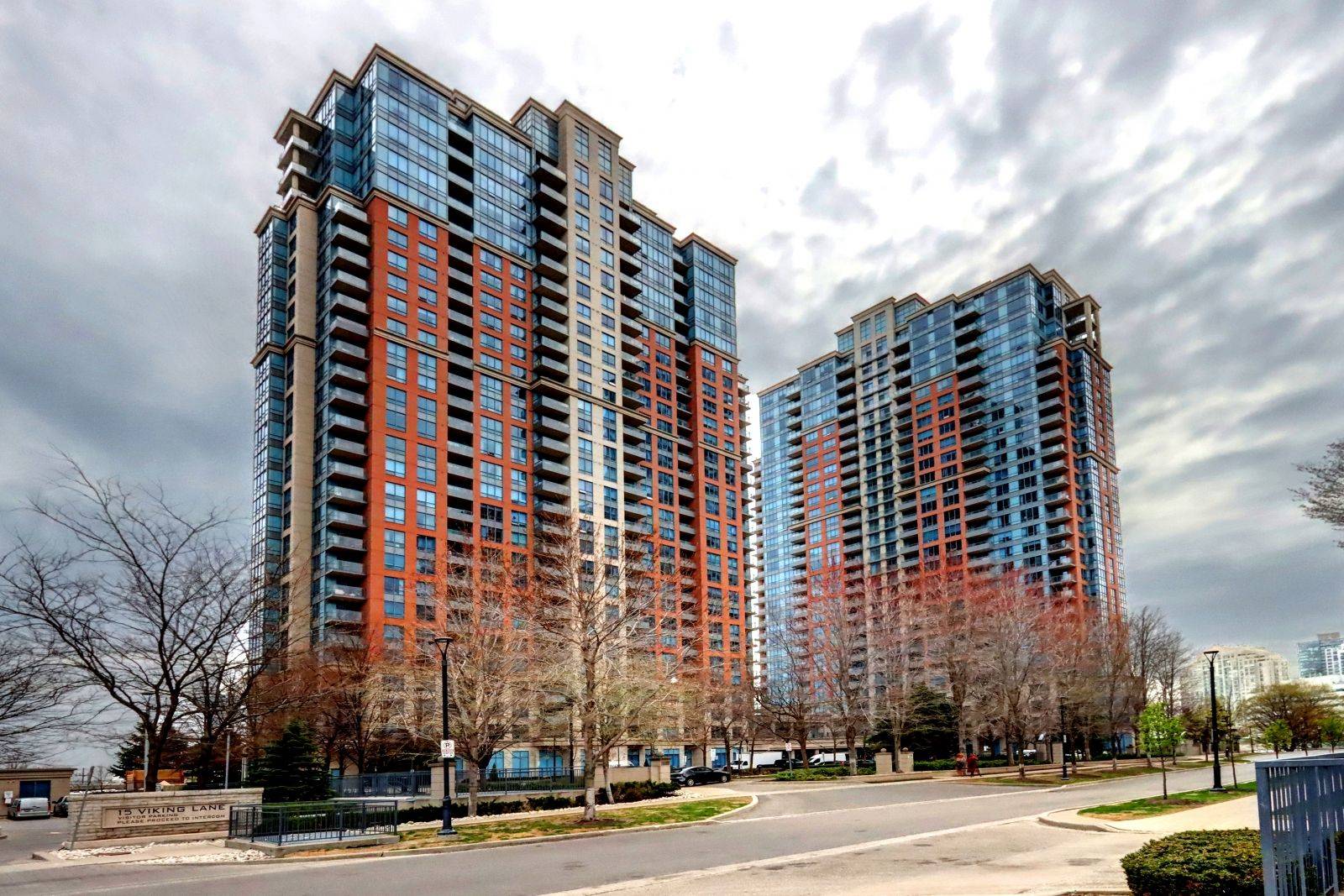 25 Viking LN #2551, Toronto W08, ON M9B 0A1