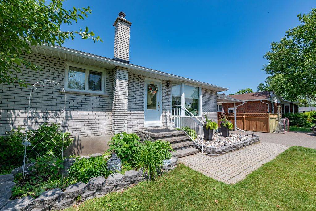 3 Lisa CRES, Petawawa, ON K8H 2Z8