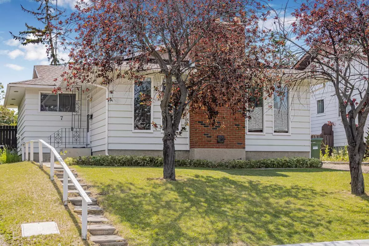 Calgary, AB T3K 1H1,7 Bermuda WAY NW