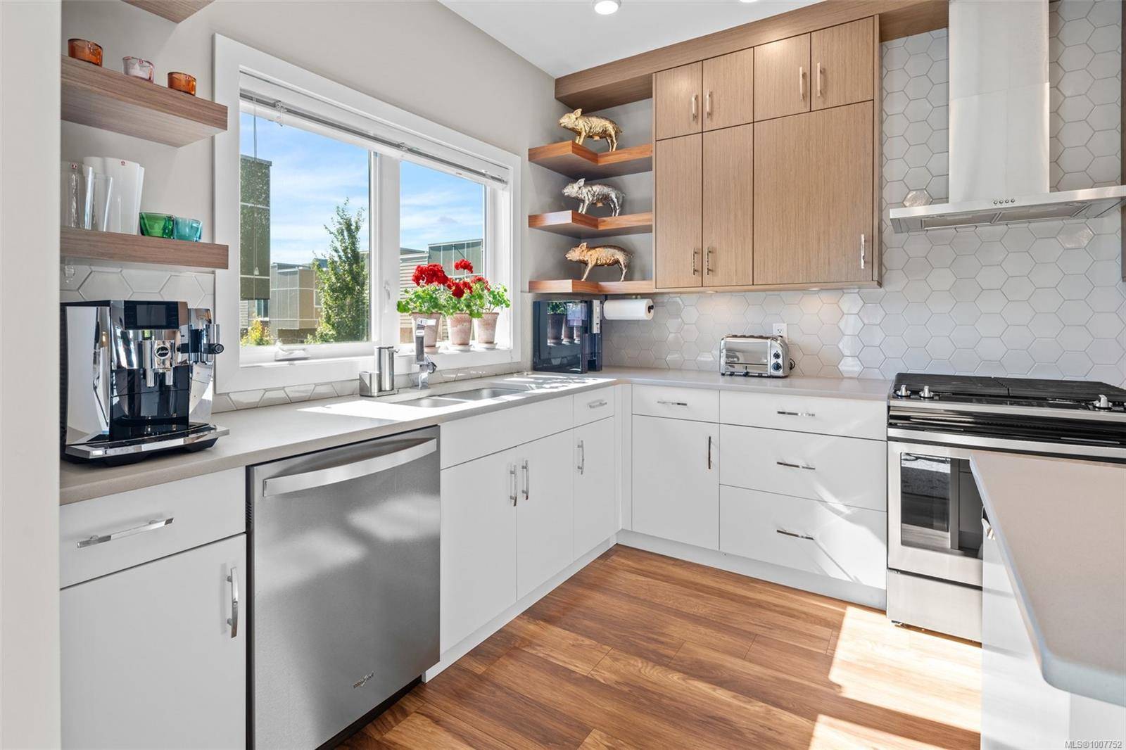 Saanich, BC V8Z 5K8,4355 Viewmont Ave #16