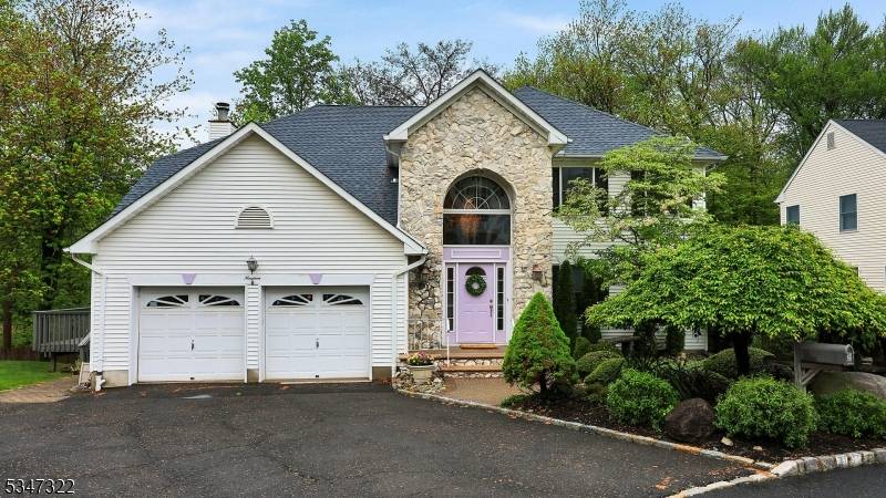 19 Trails End Ct, Westfield Town, NJ 07090