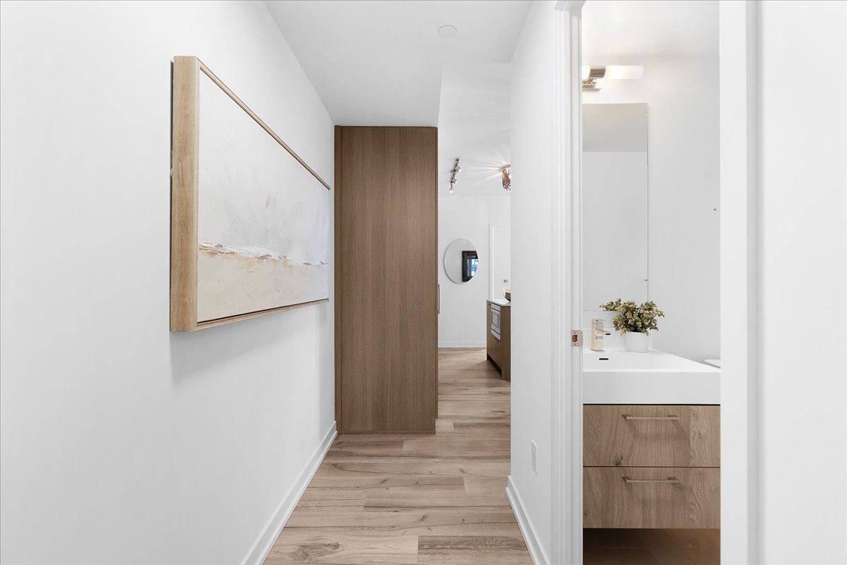 1 Yorkville AVE #1402, Toronto C02, ON M4W 0B1