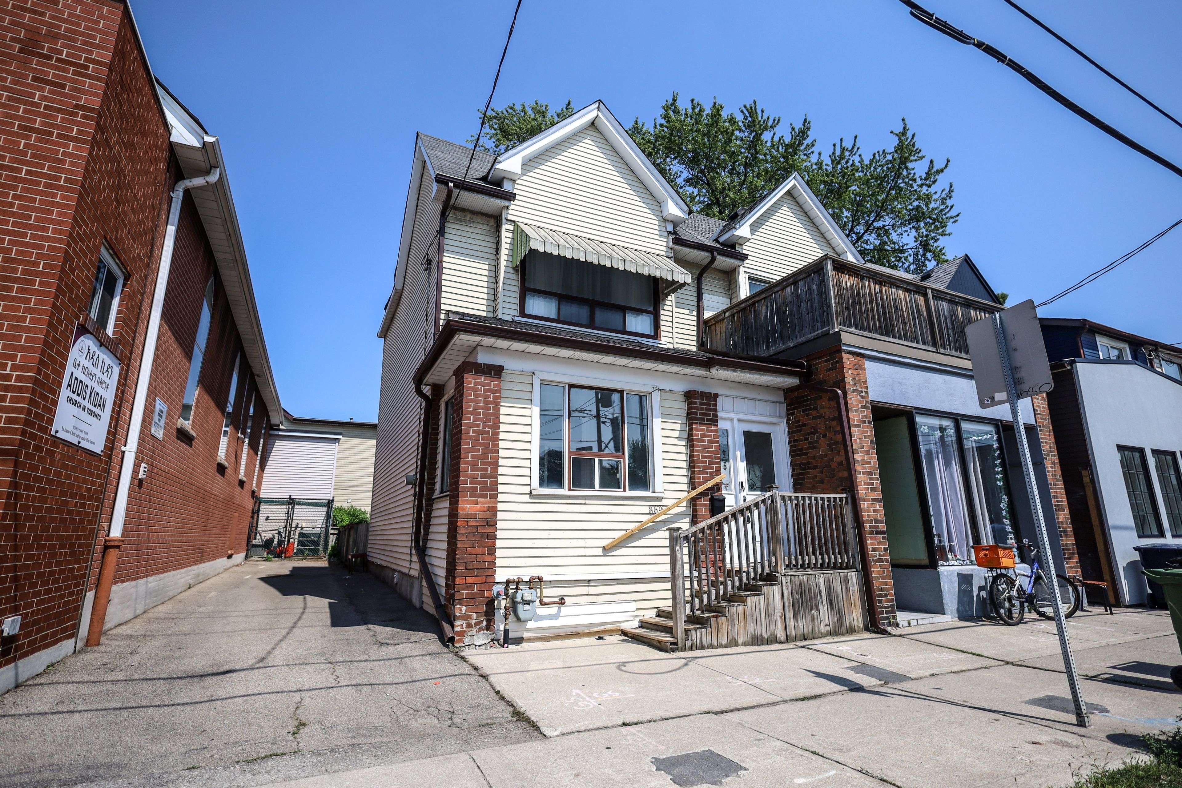 869 Pape AVE E, Toronto E03, ON M4K 3T7