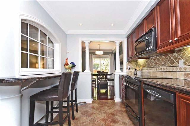 Mississauga, ON L5C 2Y3,1039 Cedarglen Gate #8