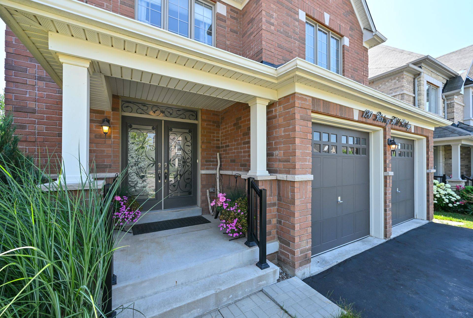 Brampton, ON L6Y 6B2,120 RISING HILL RDG