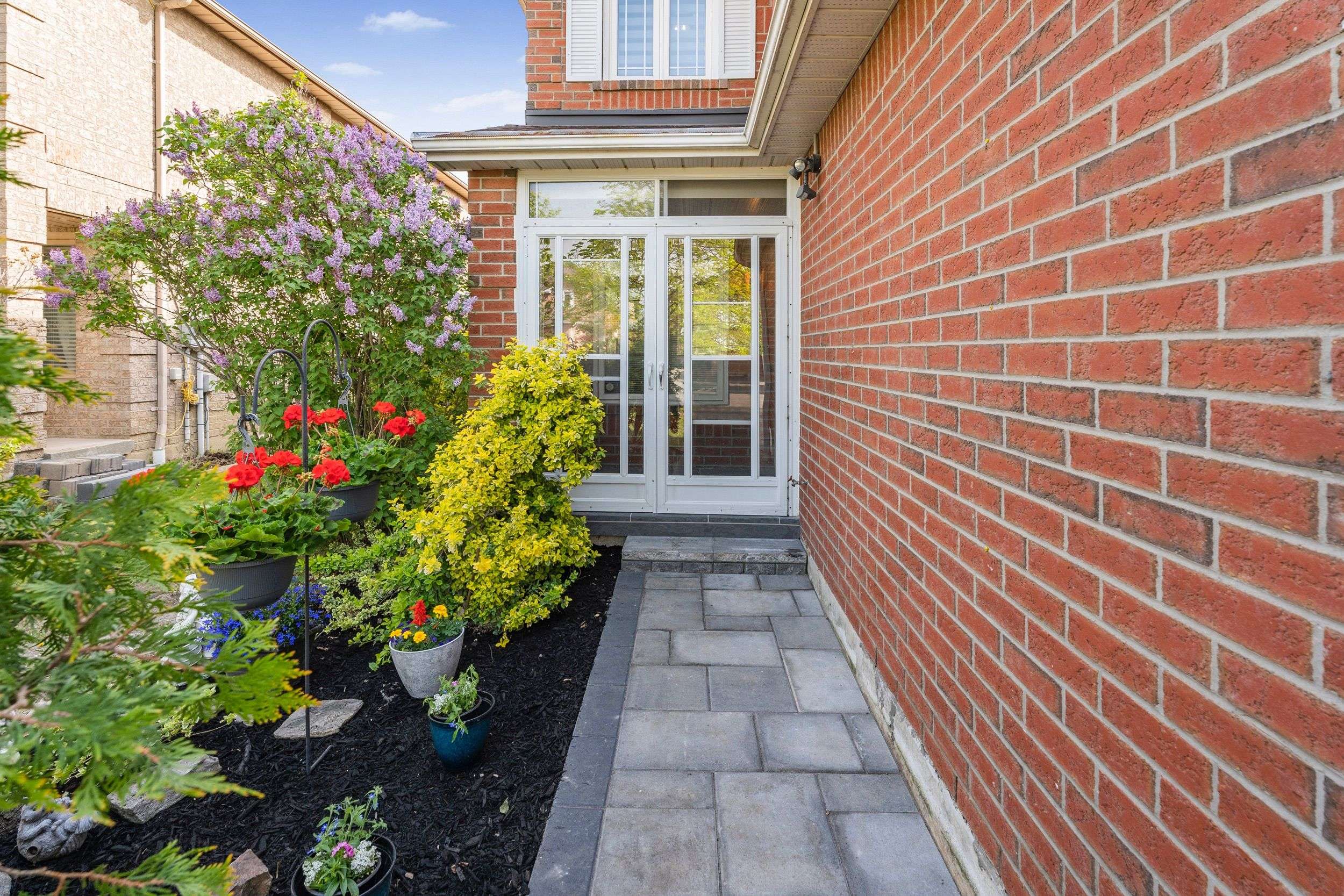 Mississauga, ON L5V 1Z1,5466 Bullrush DR
