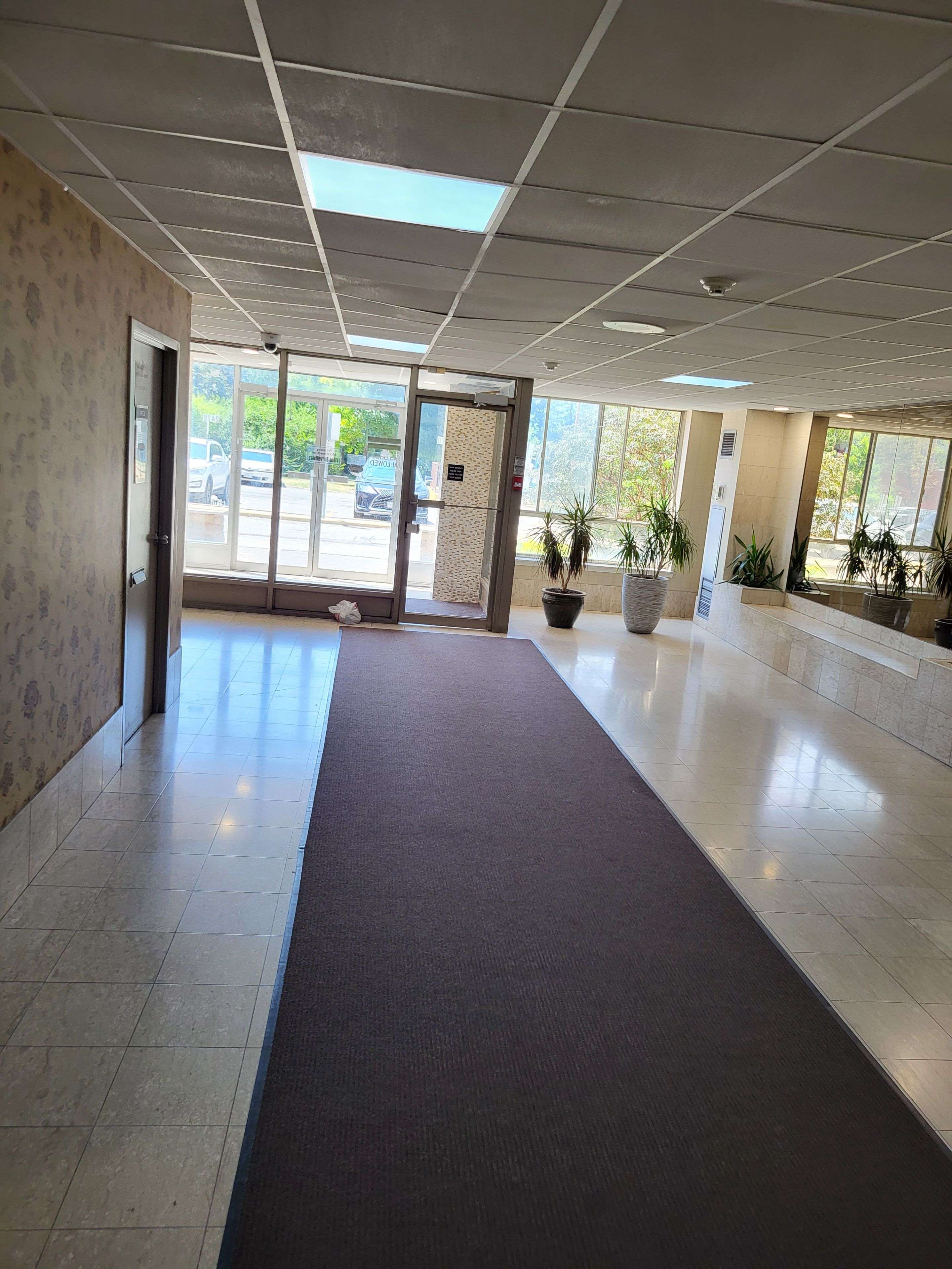 Toronto W04, ON M6M 5E7,2470 Eglinton AVE W #605