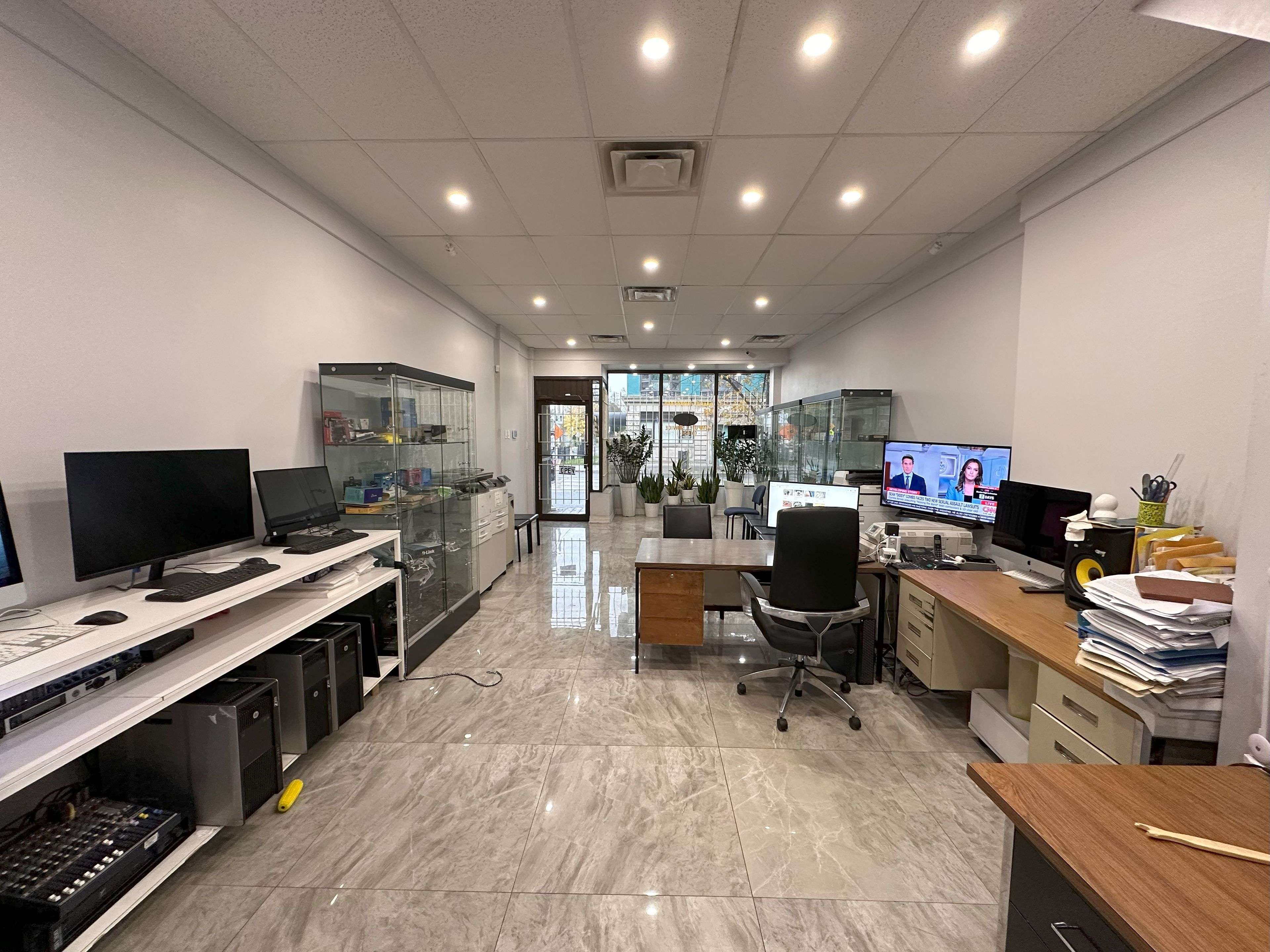 Toronto W01, ON M6K 1M2,1452 Queen ST W