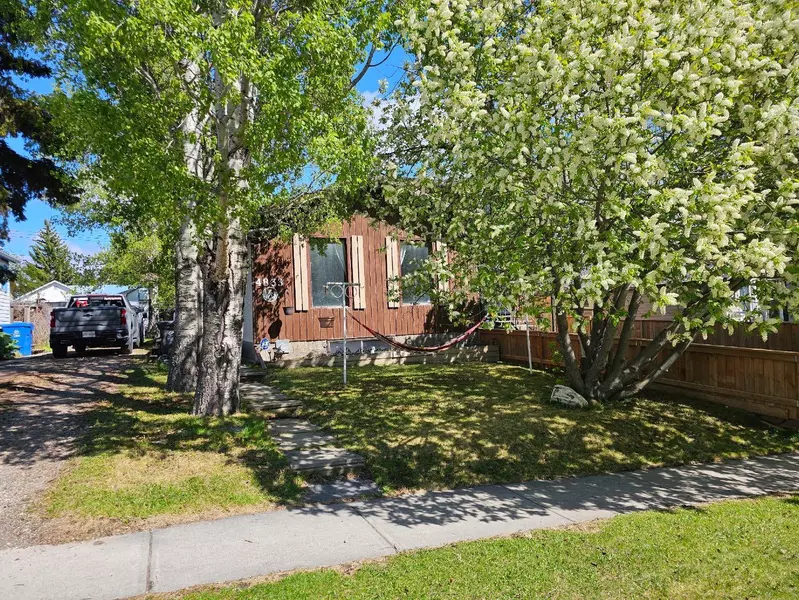 4833 47 ST, Rocky Mountain House, AB T4T 1A6