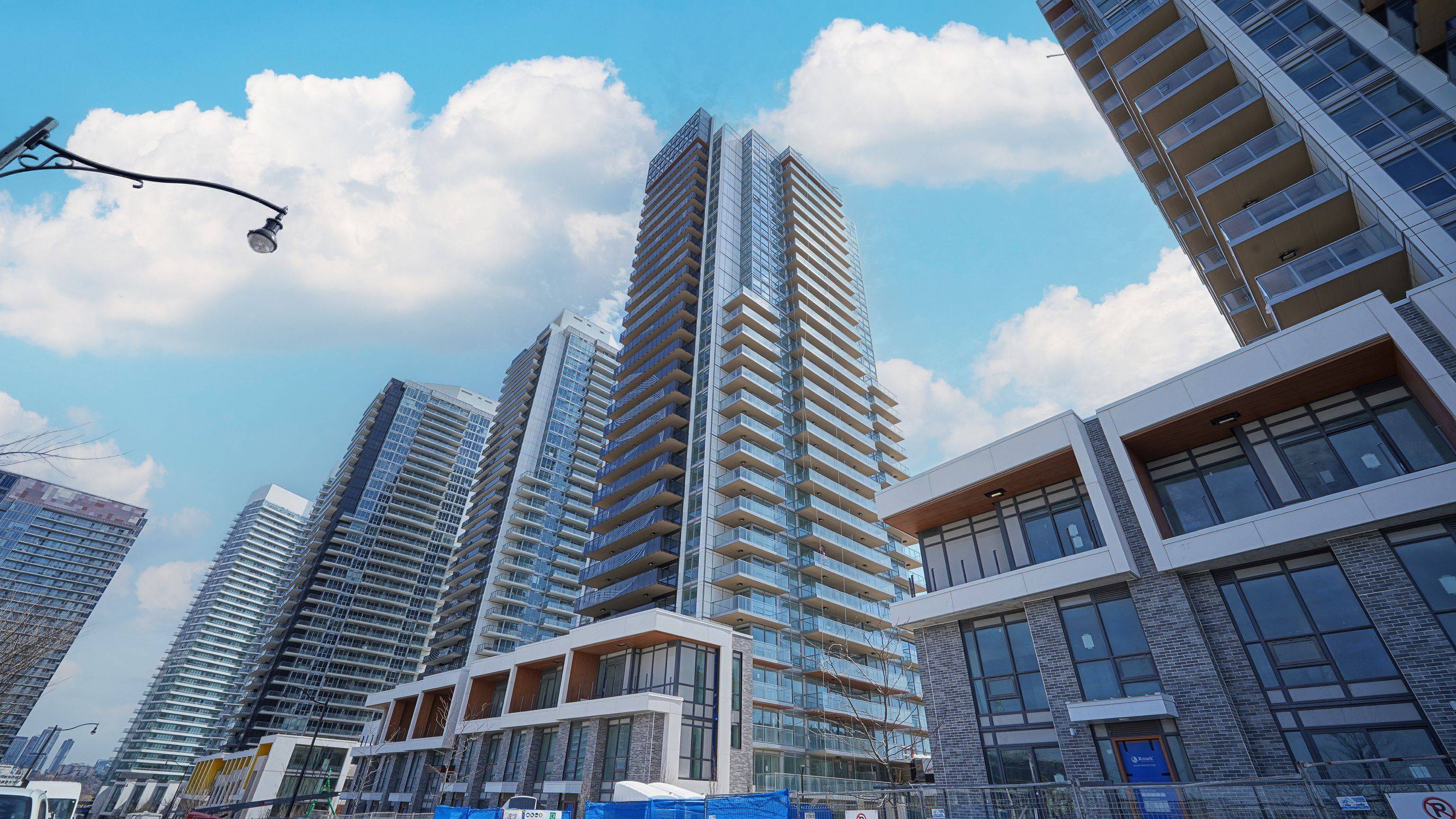 Toronto C15, ON M2K 0J4,35 McMahon DR #villa105