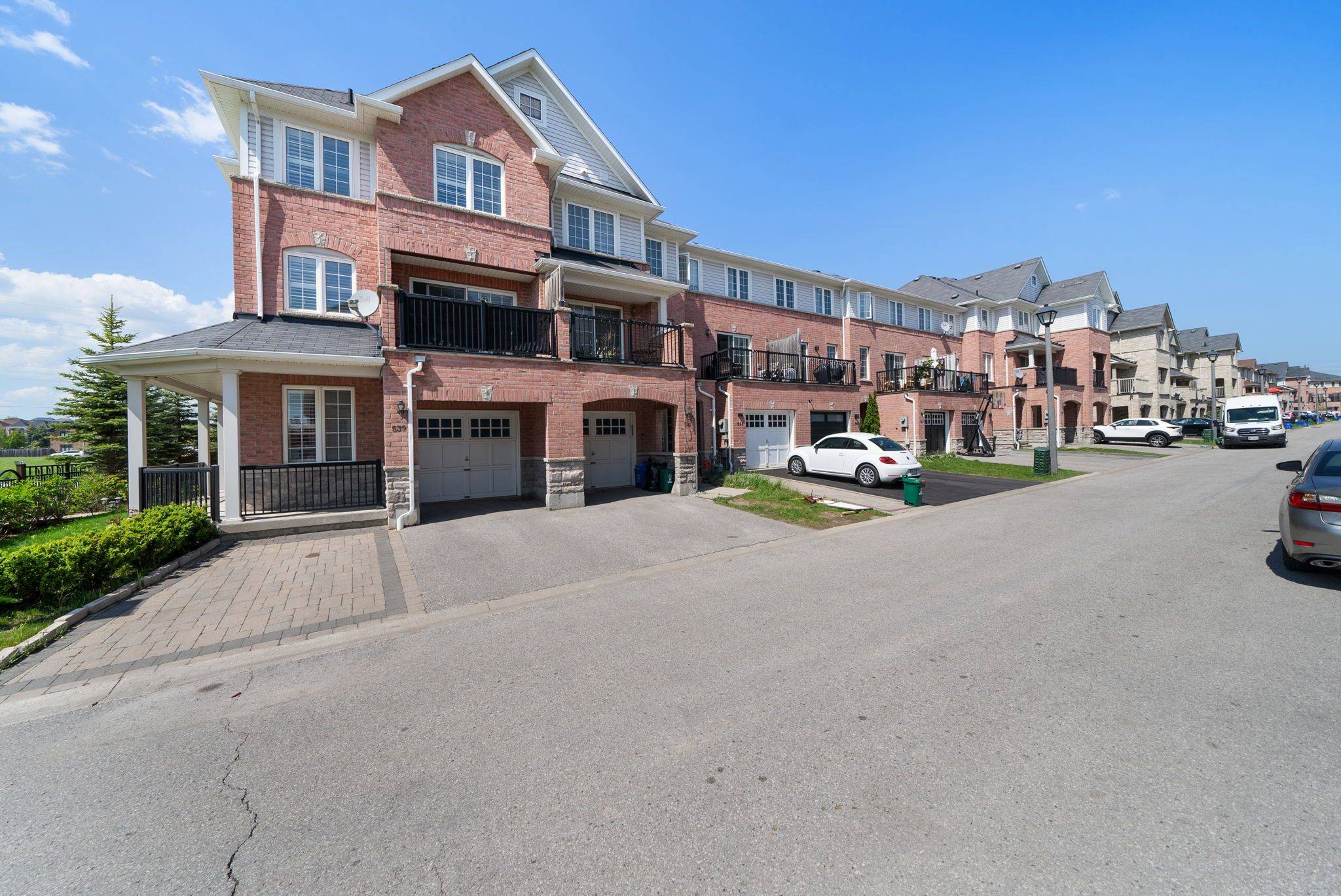 541 Rossland RD E, Ajax, ON L1Z 0K7