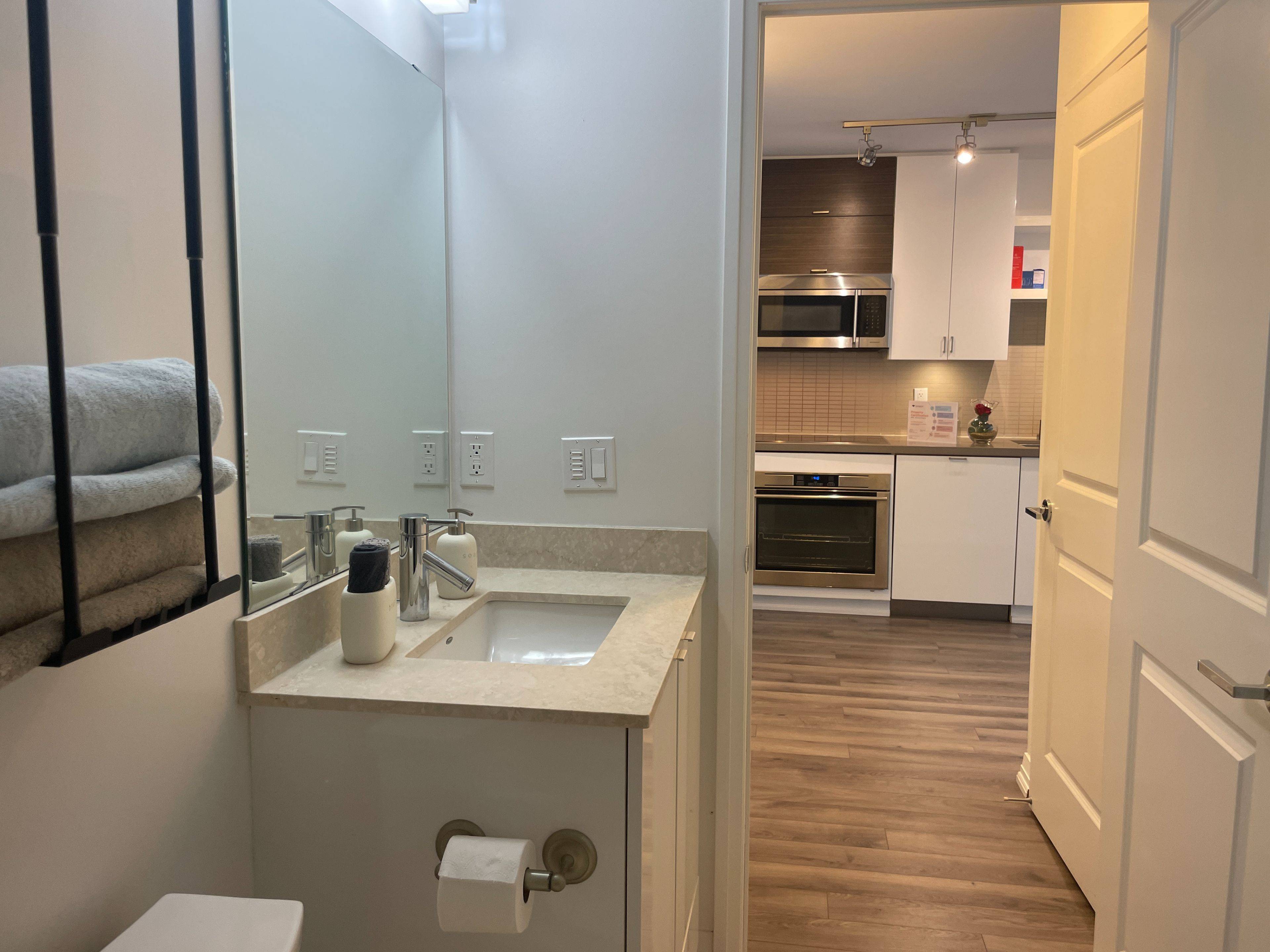 Toronto W06, ON M8V 0C5,59 ANNIE CRAIG DR #808