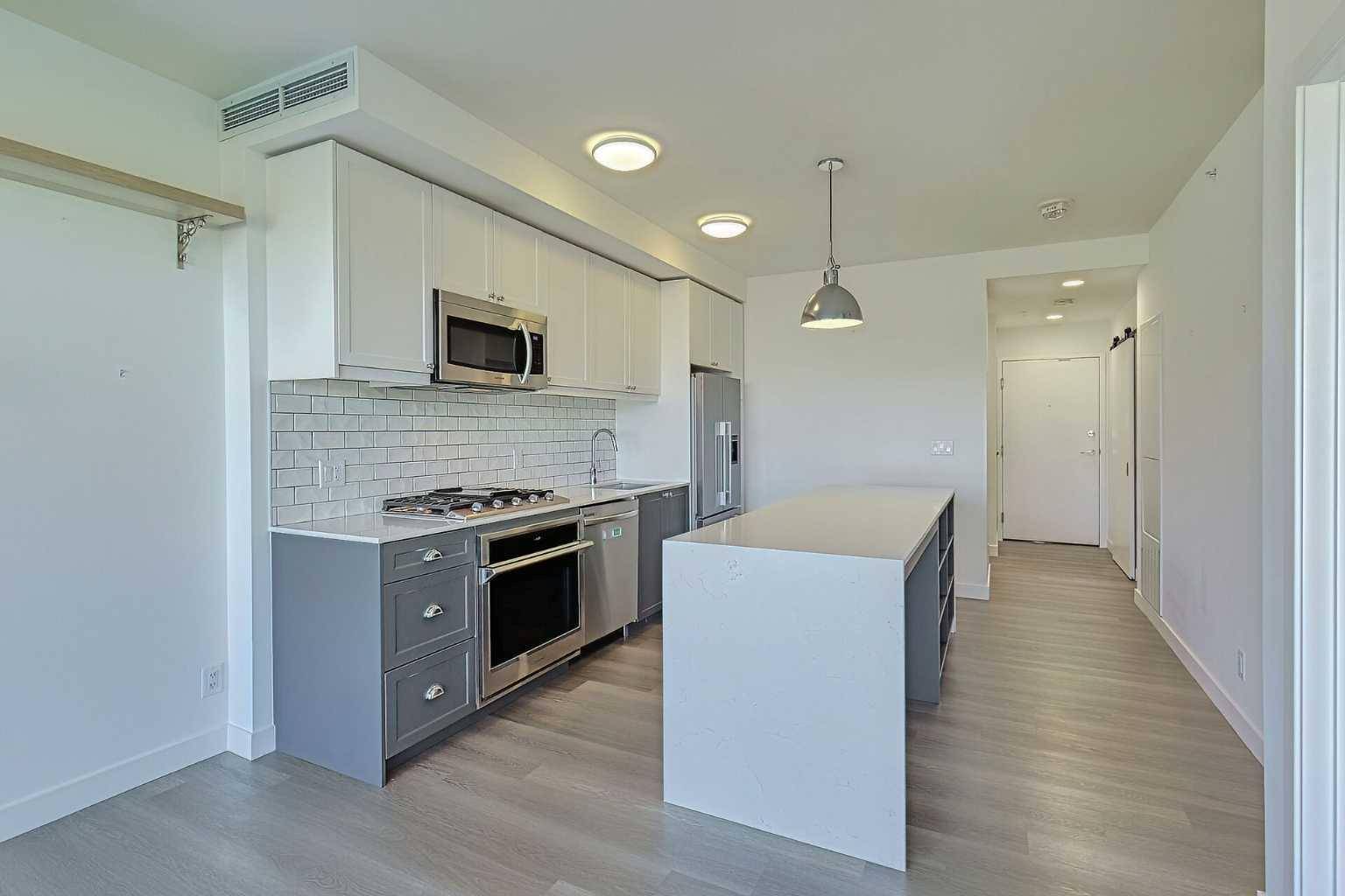 Calgary, AB T2N 1T7,327 9A ST NW #403
