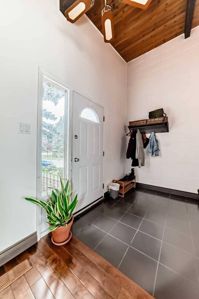Calgary, AB T2W 2T6,10 Southampton DR SW