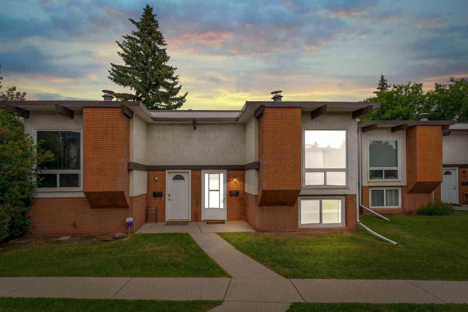 105 Pinemont Bay NE, Calgary, AB T1Y 2V7