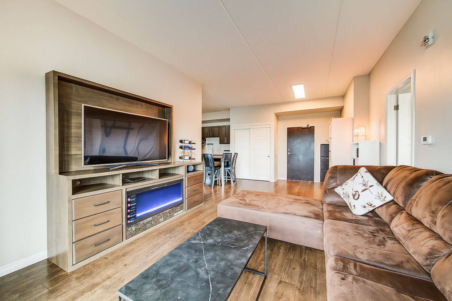 Guelph, ON N1L 0J4,35 Kingsbury SQ #327