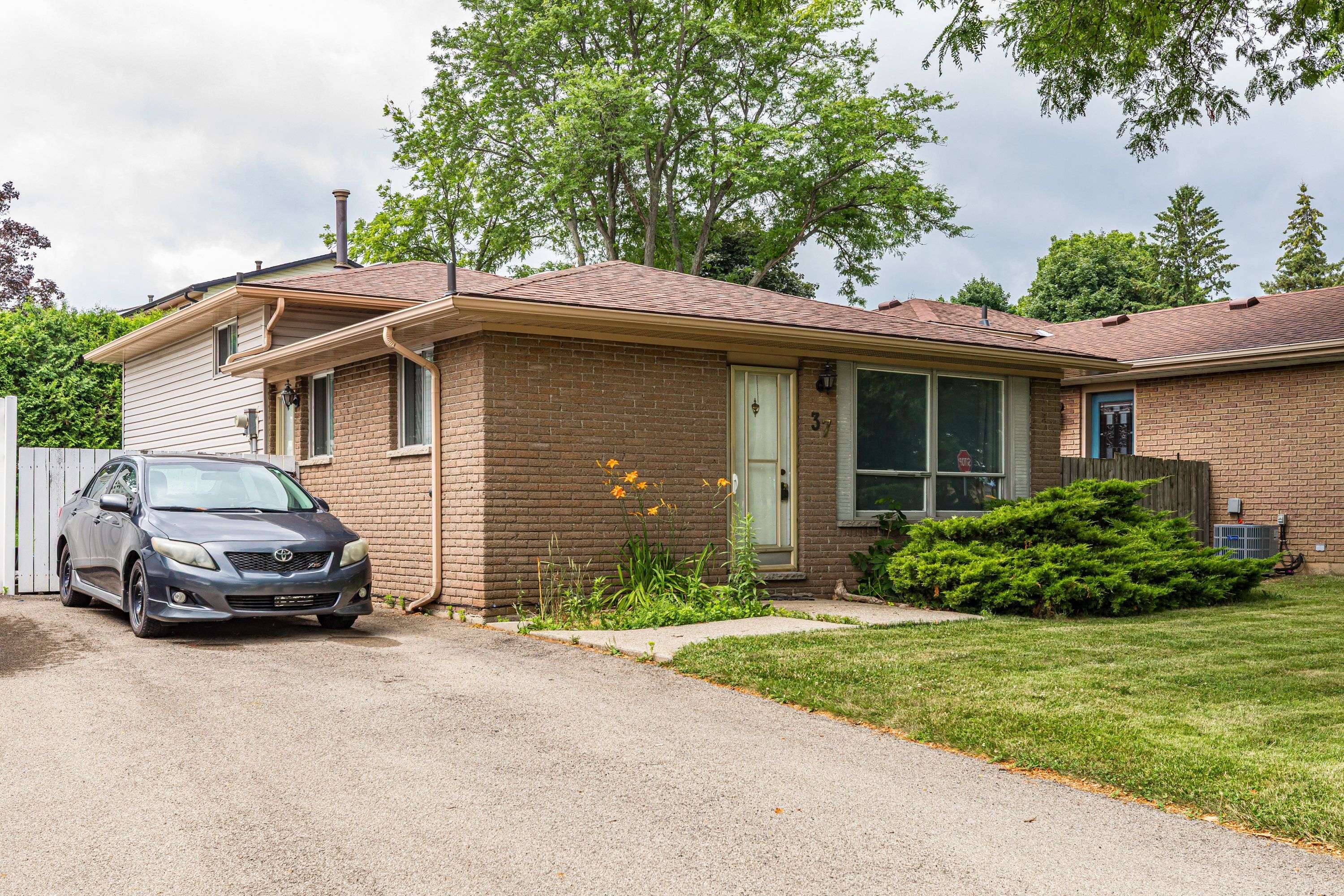 Hamilton, ON L9C 6R5,37 Gemini DR