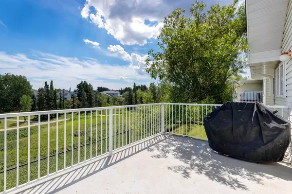 Calgary, AB T3K 4G3,137 Macewan Ridge Villas NW