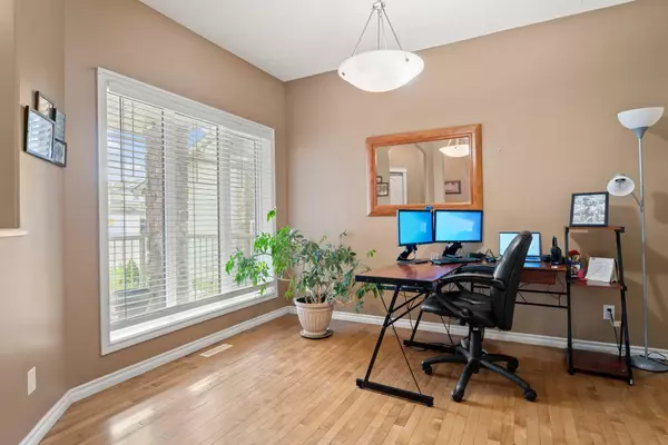 Okotoks, AB T1S 1J1,261 Westmount CRES