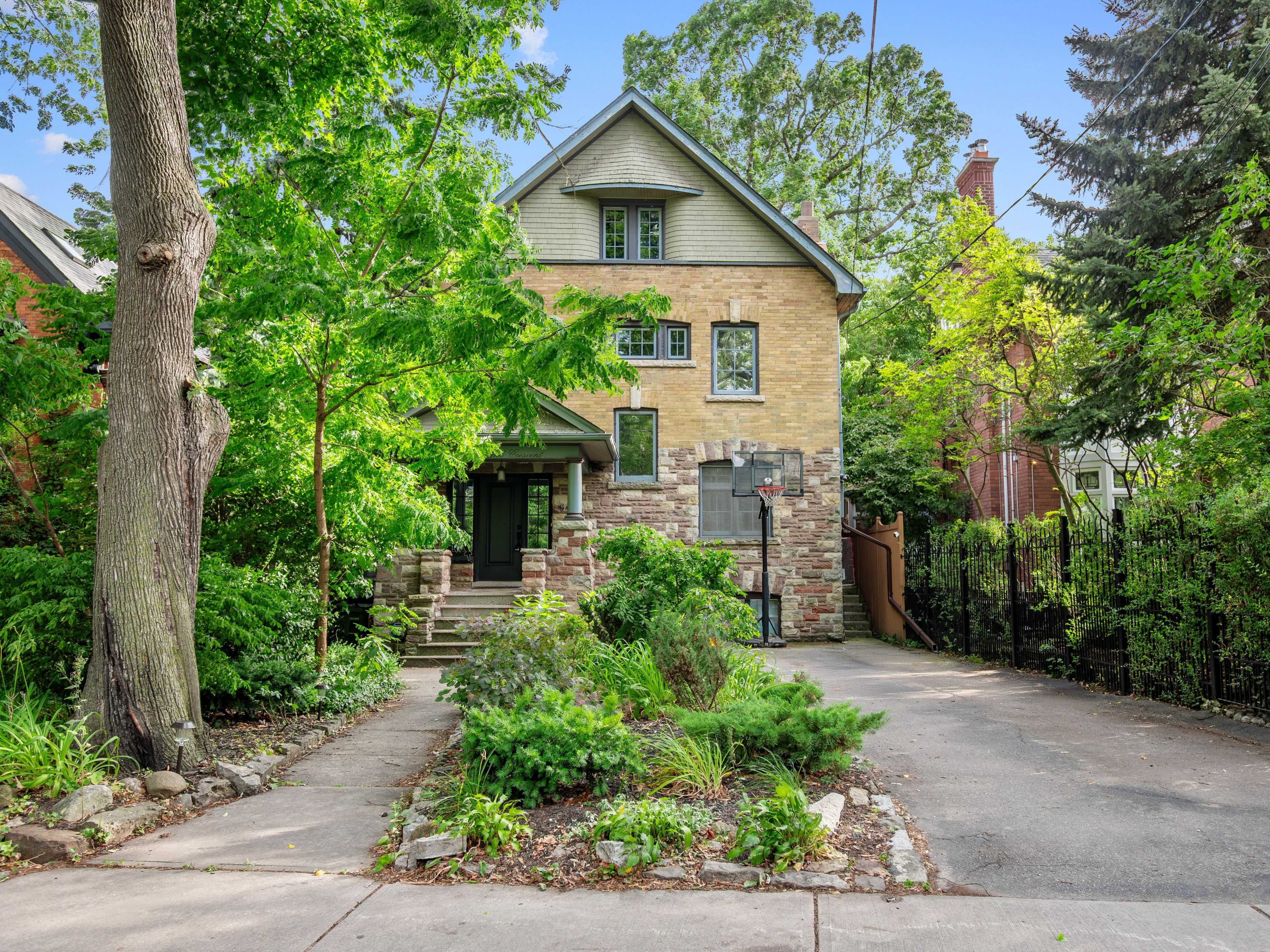 9 Castle Frank CRES, Toronto C09, ON M4W 3A2
