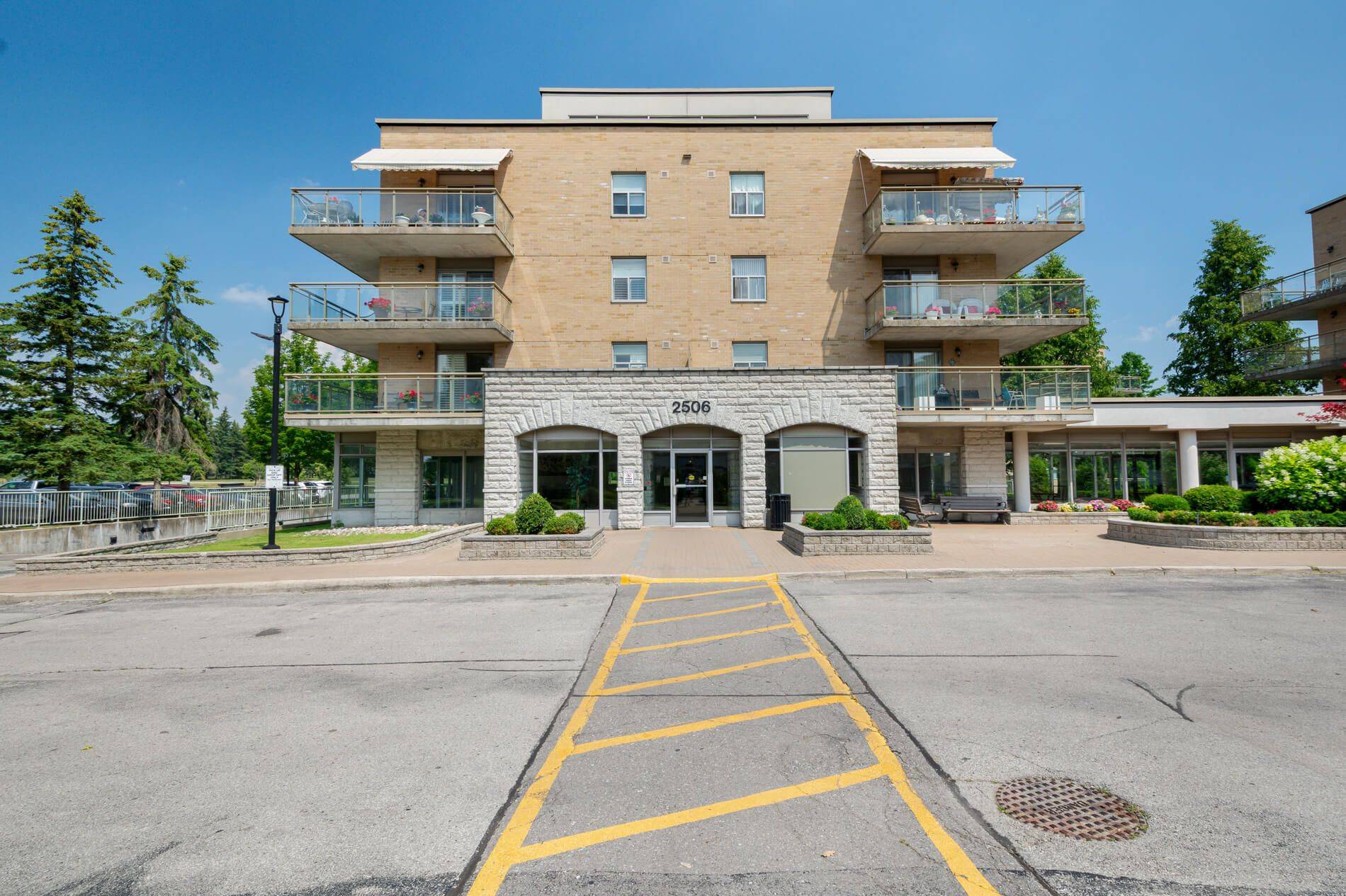 Vaughan, ON L4K 5N4,2506 Rutherford RD #408
